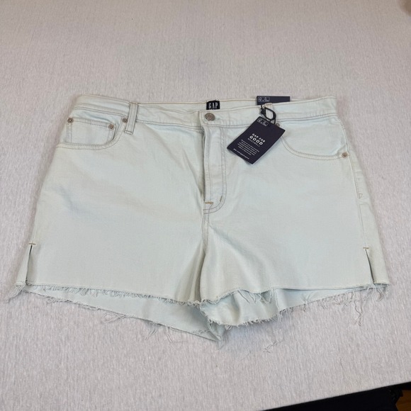 NWT GAP High Rise 3 Inch Short Light Wash Denim Frayed Hem Womens Size 33 - Picture 2 of 4